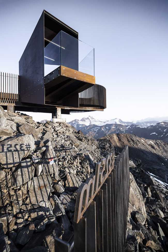 Plateforme d'observation en acier Corten et verre. Des vues à couper le souffle sur la montagne pour respirer la liberté.