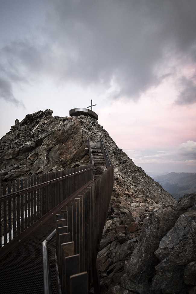 Plateforme d'observation en acier Corten et verre. Des vues à couper le souffle sur la montagne pour respirer la liberté.