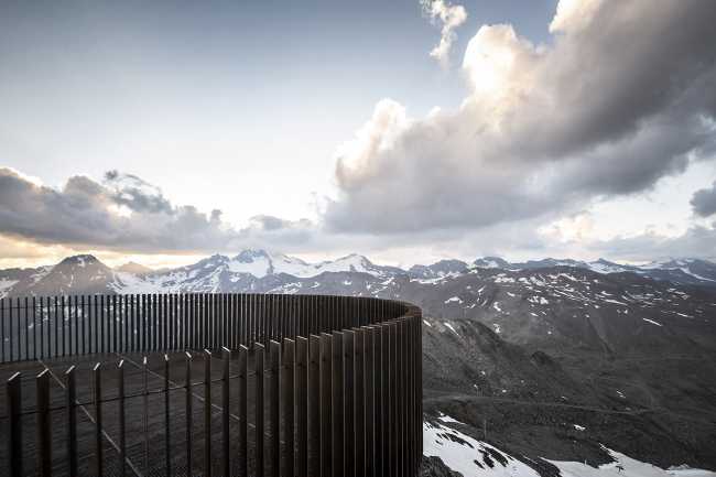 Plateforme d'observation en acier Corten et verre. Des vues à couper le souffle sur la montagne pour respirer la liberté.