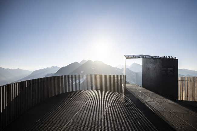 Plateforme d'observation en acier Corten et verre. Des vues à couper le souffle sur la montagne pour respirer la liberté.