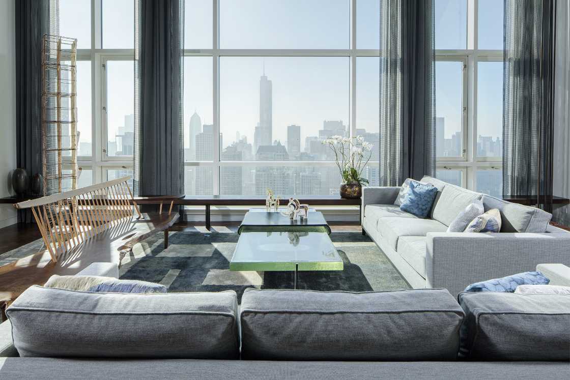 Penthouse in a Chicago skyscraper. 360 degree panoramic view of the city