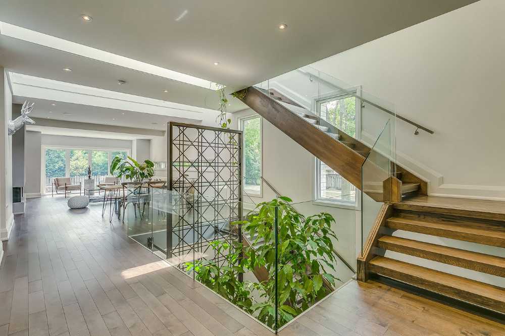 Casa moderna coniuga design e funzionalità. Linee semplici unite a materiali naturali e raffinati