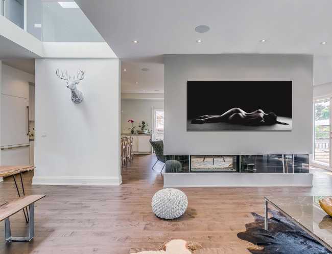 Casa moderna coniuga design e funzionalità. Linee semplici unite a materiali naturali e raffinati