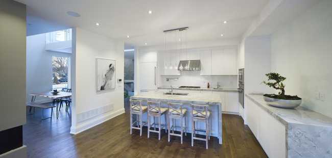 Casa moderna coniuga design e funzionalità. Linee semplici unite a materiali naturali e raffinati