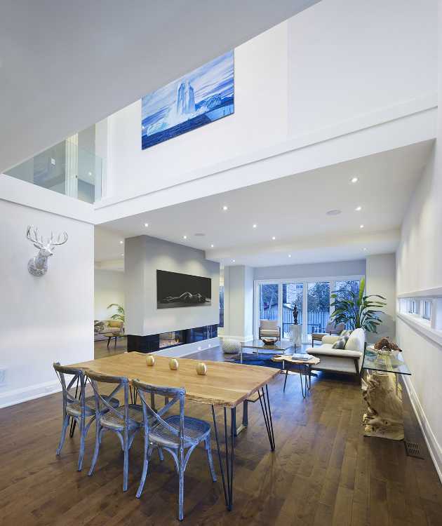 Casa moderna coniuga design e funzionalità. Linee semplici unite a materiali naturali e raffinati