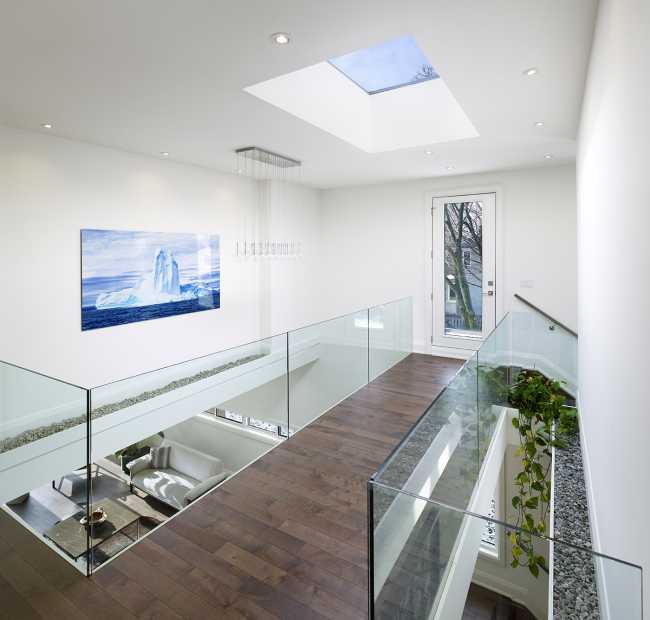 Casa moderna coniuga design e funzionalità. Linee semplici unite a materiali naturali e raffinati