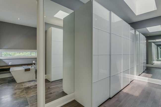 Casa moderna coniuga design e funzionalità. Linee semplici unite a materiali naturali e raffinati