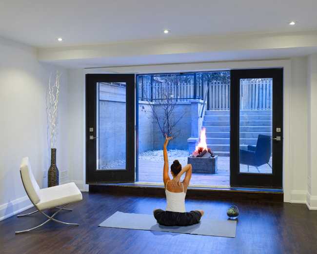 Casa moderna coniuga design e funzionalità. Linee semplici unite a materiali naturali e raffinati