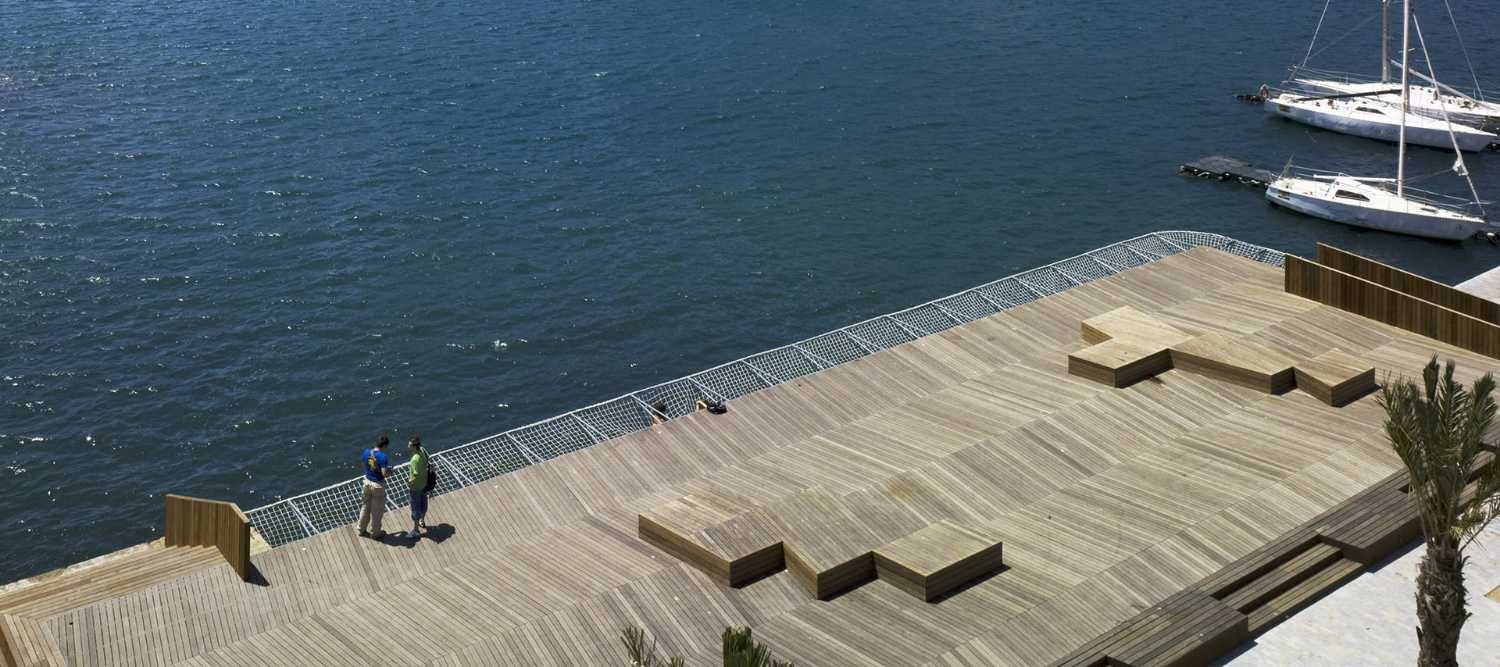 Carré pour l'école marine à Murcie. Plateforme en bois sur le front de mer espagnol