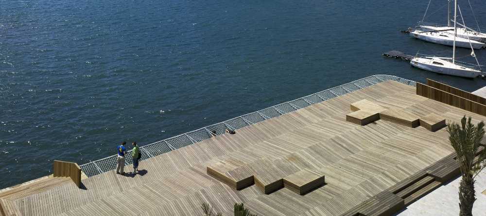 Plaza para la escuela de marina en Murcia. Plataforma de madera en el paseo marítimo español