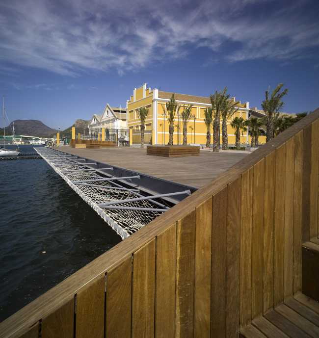 Carré pour l'école marine à Murcie. Plateforme en bois sur le front de mer espagnol