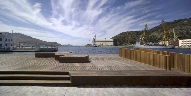 Carré pour l'école marine à Murcie. Plateforme en bois sur le front de mer espagnol