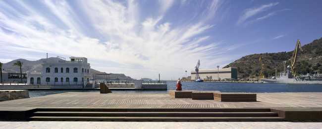Carré pour l'école marine à Murcie. Plateforme en bois sur le front de mer espagnol