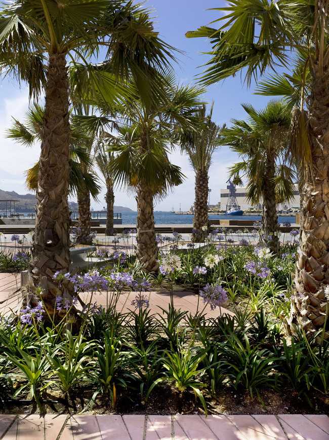 Carré pour l'école marine à Murcie. Plateforme en bois sur le front de mer espagnol