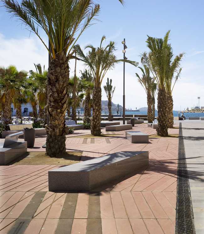 Carré pour l'école marine à Murcie. Plateforme en bois sur le front de mer espagnol