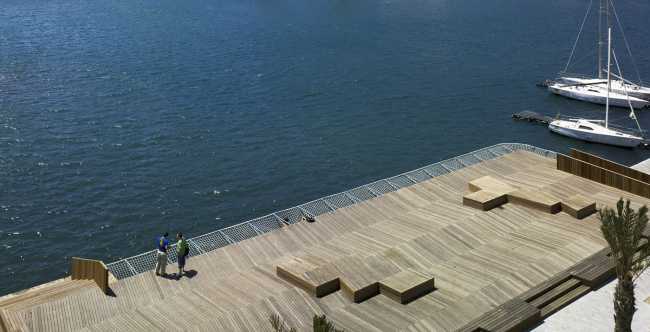 Carré pour l'école marine à Murcie. Plateforme en bois sur le front de mer espagnol