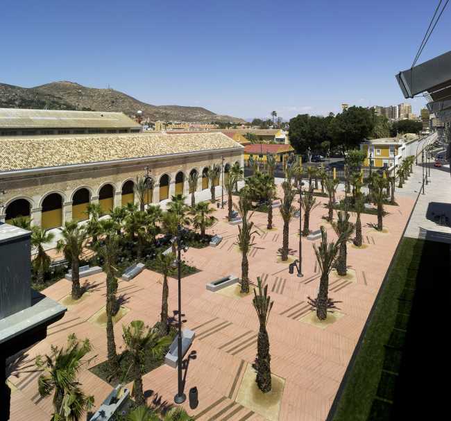 Carré pour l'école marine à Murcie. Plateforme en bois sur le front de mer espagnol
