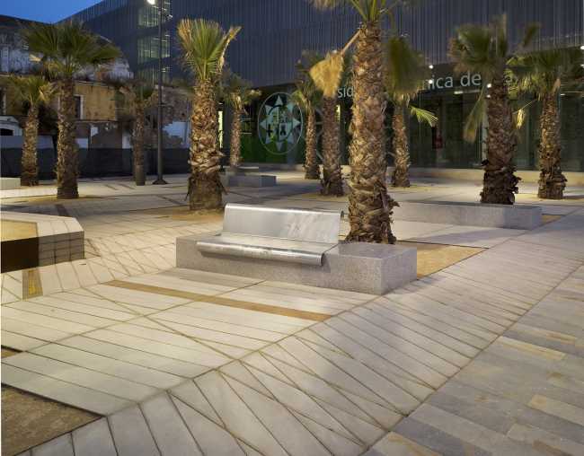 Carré pour l'école marine à Murcie. Plateforme en bois sur le front de mer espagnol