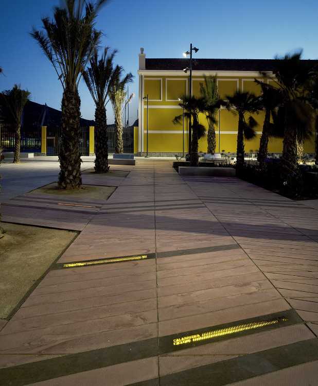 Carré pour l'école marine à Murcie. Plateforme en bois sur le front de mer espagnol