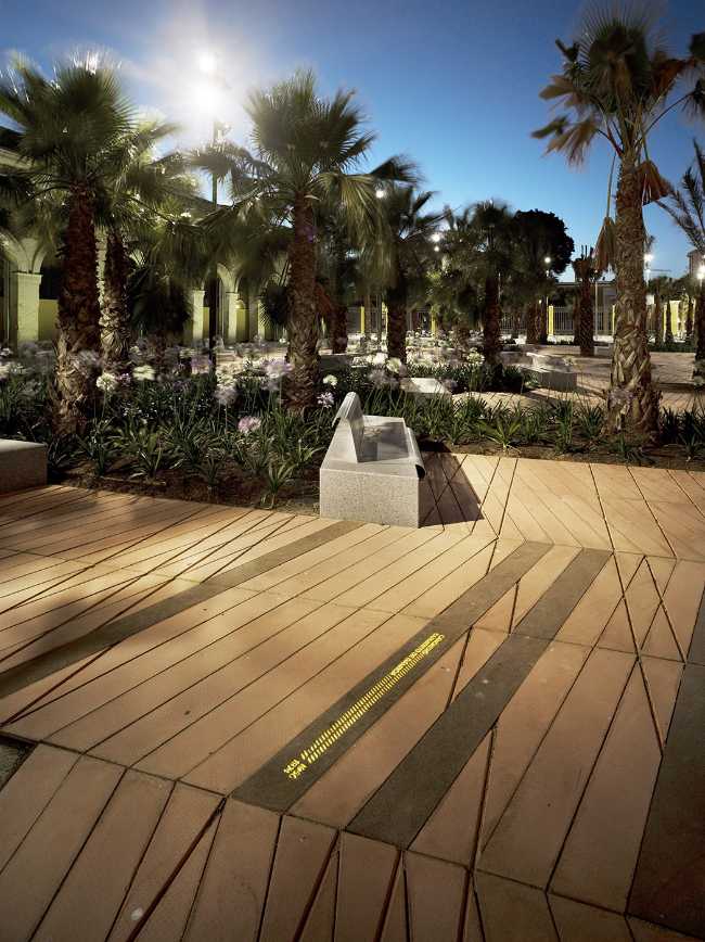 Carré pour l'école marine à Murcie. Plateforme en bois sur le front de mer espagnol