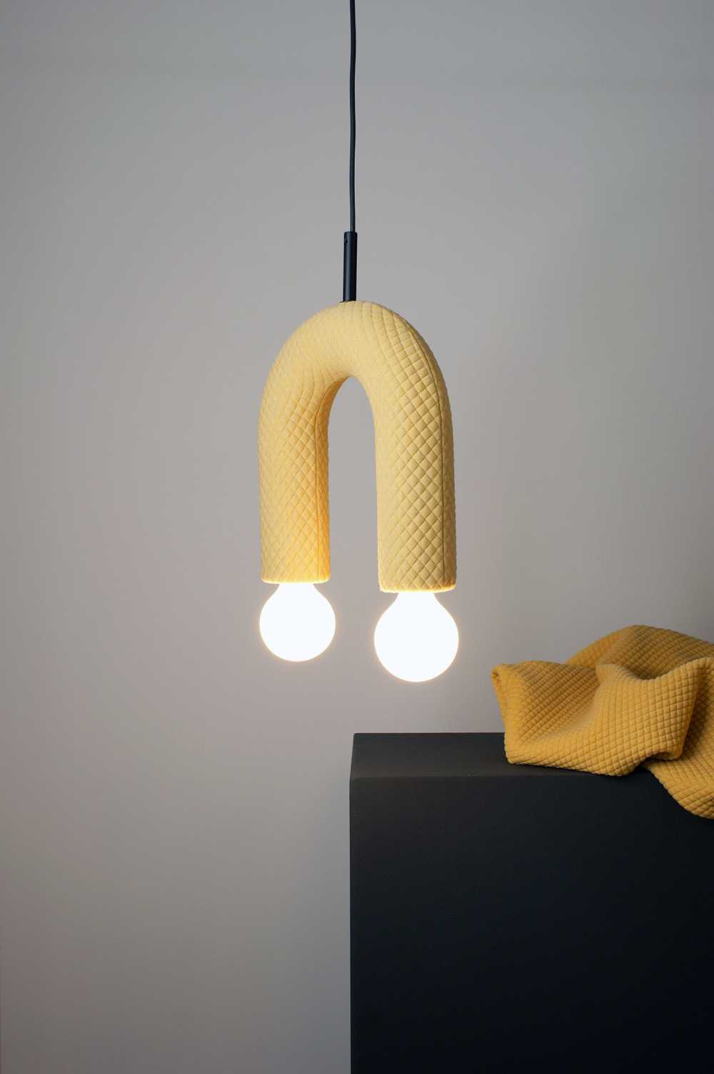 Lumière qui raconte des choses communes. Éclairage contemporain fait main en tissu.