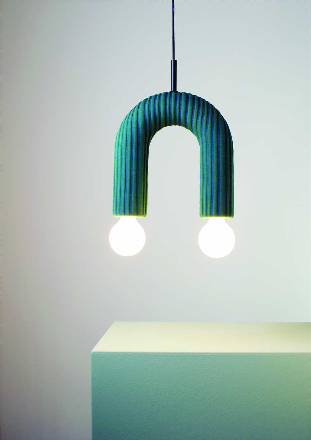 Lumière qui raconte des choses communes. Éclairage contemporain fait main en tissu.