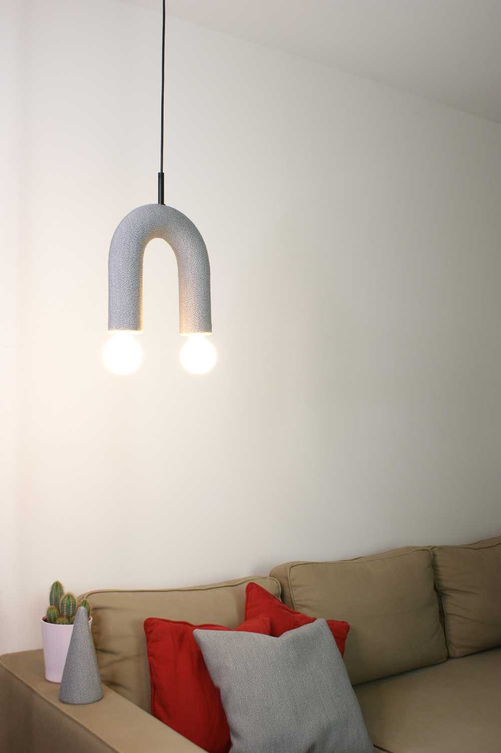 Lumière qui raconte des choses communes. Éclairage contemporain fait main en tissu.
