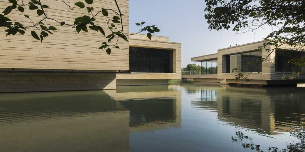 Museo d'arte dedicato all'artista Mu Xin. Intersezione di volumi architettonici in cemento armato