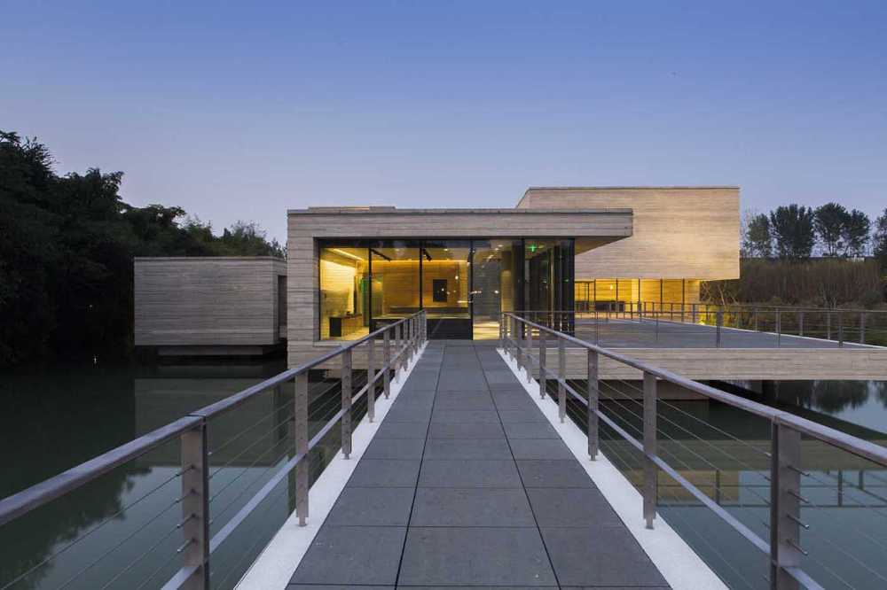 Museo de arte dedicado al artista Mu Xin. Intersección de volúmenes arquitectónicos en hormigón armado