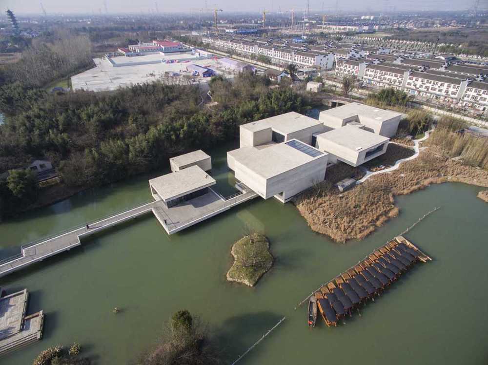 Museo de arte dedicado al artista Mu Xin. Intersección de volúmenes arquitectónicos en hormigón armado