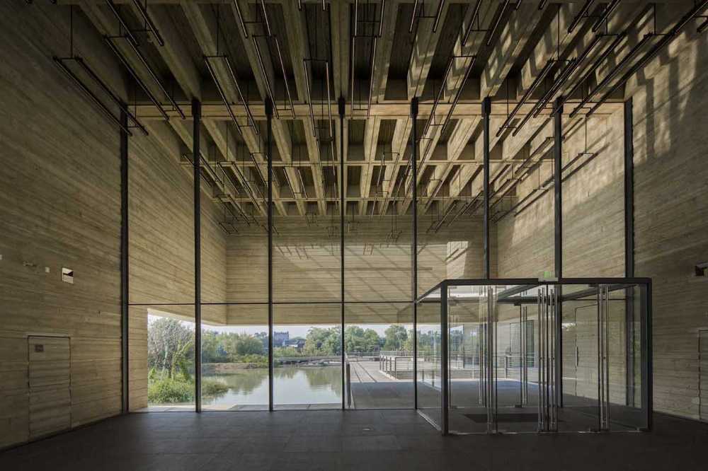 Museo de arte dedicado al artista Mu Xin. Intersección de volúmenes arquitectónicos en hormigón armado
