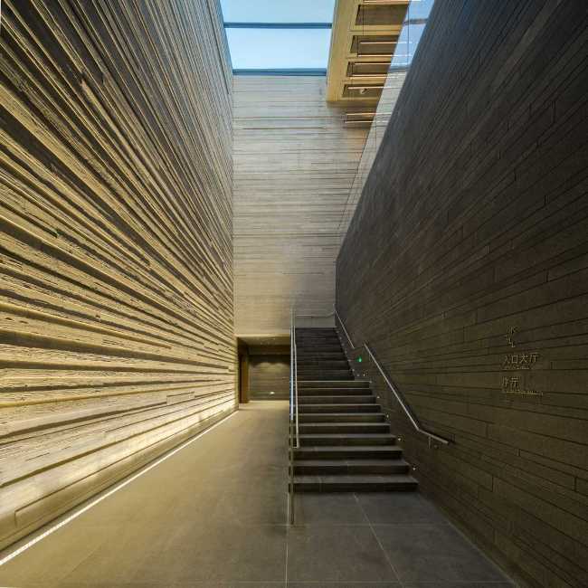 Art museum dedicated to the artist Mu Xin. An intersection of architectural volumes made of reinforced concrete
