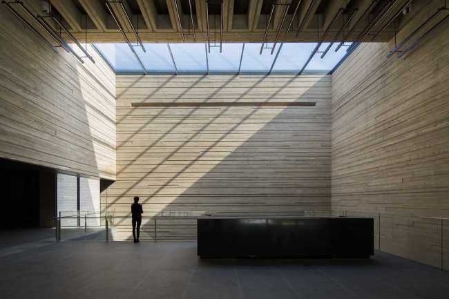 Art museum dedicated to the artist Mu Xin. An intersection of architectural volumes made of reinforced concrete