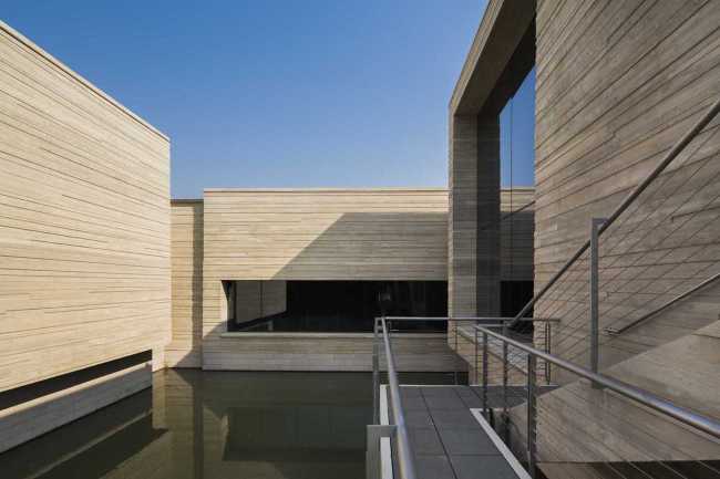 Art museum dedicated to the artist Mu Xin. An intersection of architectural volumes made of reinforced concrete