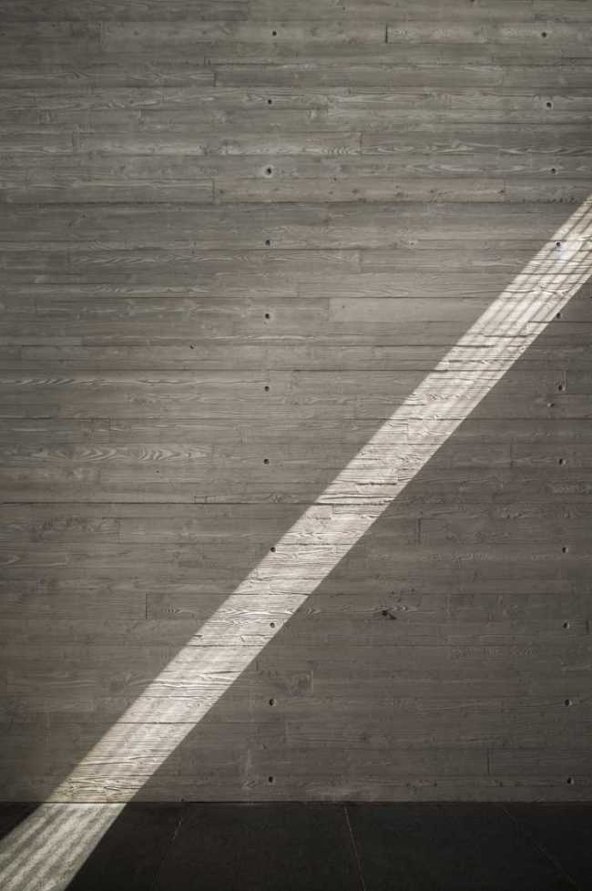 Art museum dedicated to the artist Mu Xin. An intersection of architectural volumes made of reinforced concrete