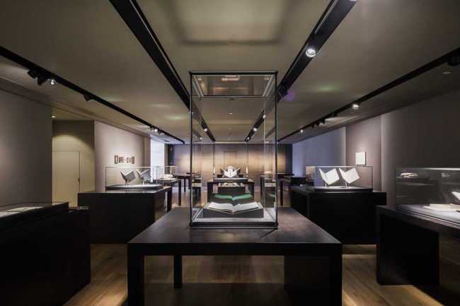 Art museum dedicated to the artist Mu Xin. An intersection of architectural volumes made of reinforced concrete