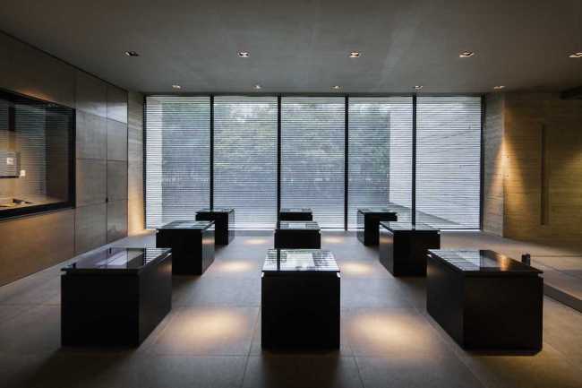 Art museum dedicated to the artist Mu Xin. An intersection of architectural volumes made of reinforced concrete