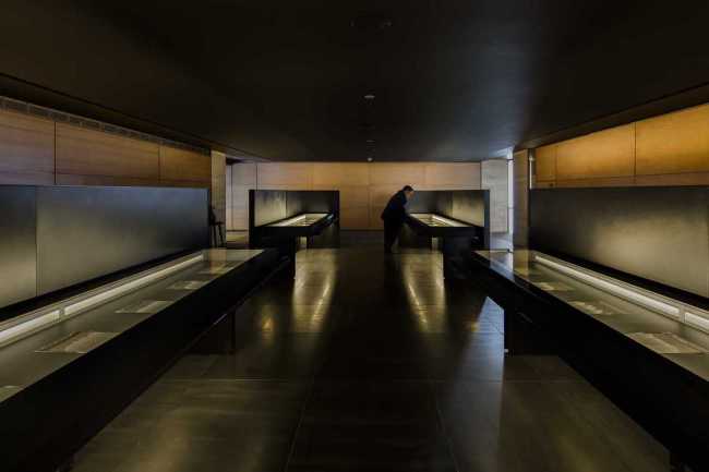 Art museum dedicated to the artist Mu Xin. An intersection of architectural volumes made of reinforced concrete