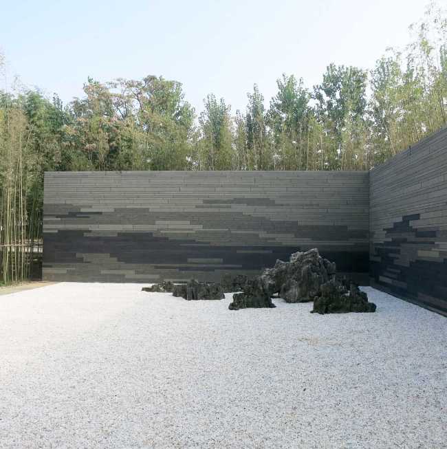 Art museum dedicated to the artist Mu Xin. An intersection of architectural volumes made of reinforced concrete