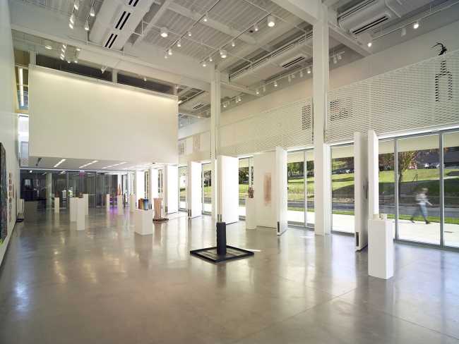 McGee Art Pavilion a New York. Grande vaso di ceramica contenente arte e luce