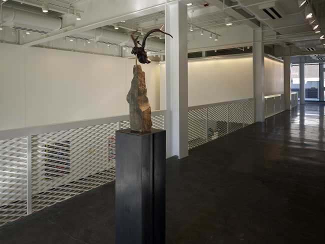McGee Art Pavilion a New York. Grande vaso di ceramica contenente arte e luce