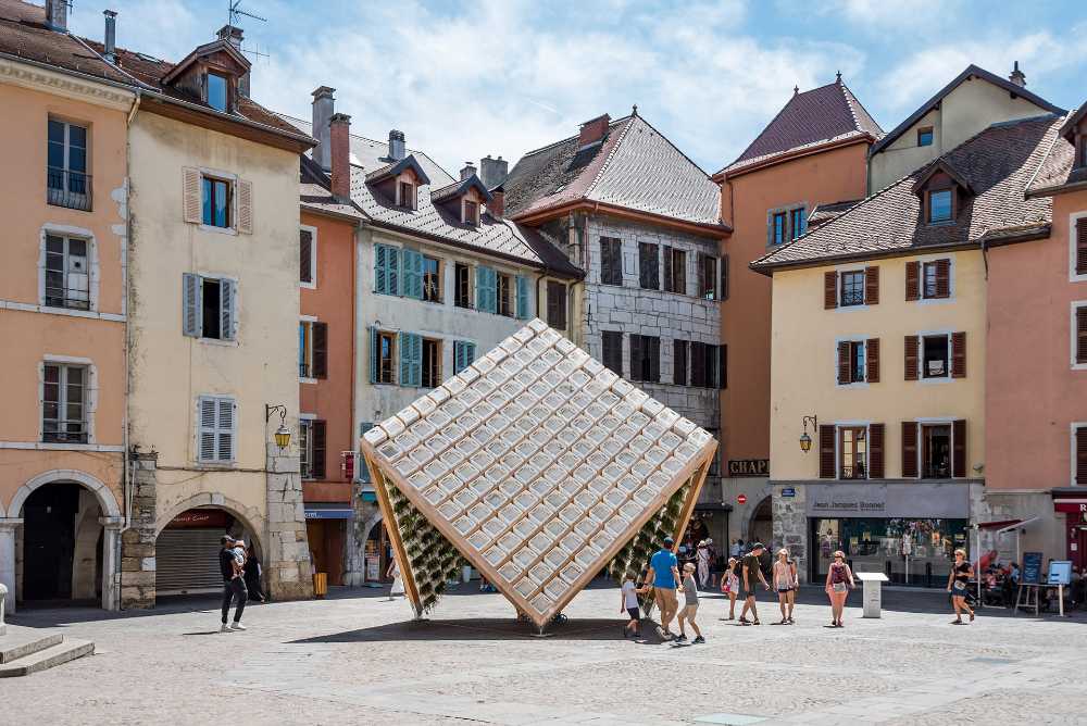 Padiglione nel centro di Annecy. Struttura in casse da latte per un giardino capovolto sospeso