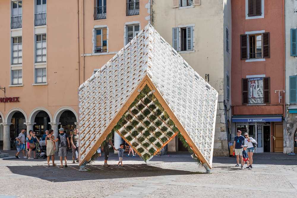 Pavillon au centre d'Annecy. Une structure en caisses de lait pour un jardin suspendu à l'envers