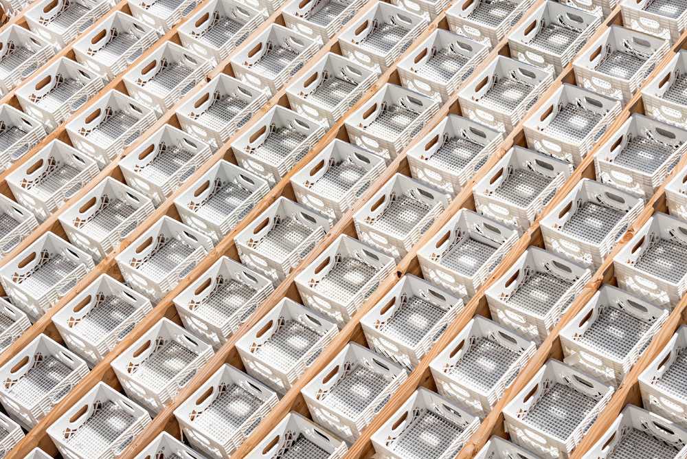 Pavillon au centre d'Annecy. Une structure en caisses de lait pour un jardin suspendu à l'envers