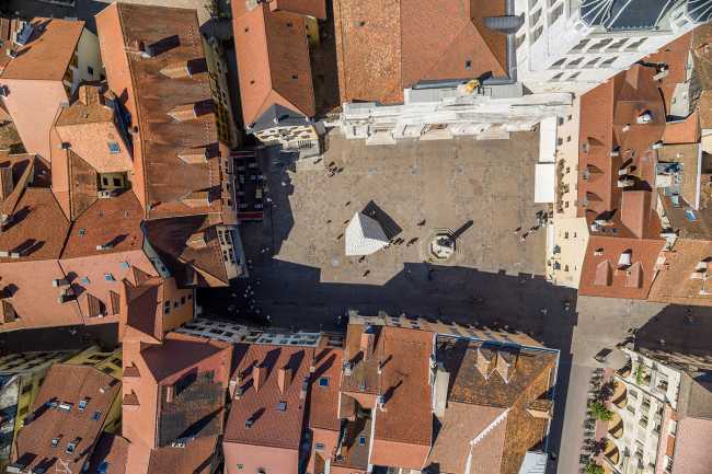 Pavillon au centre d'Annecy. Une structure en caisses de lait pour un jardin suspendu à l'envers