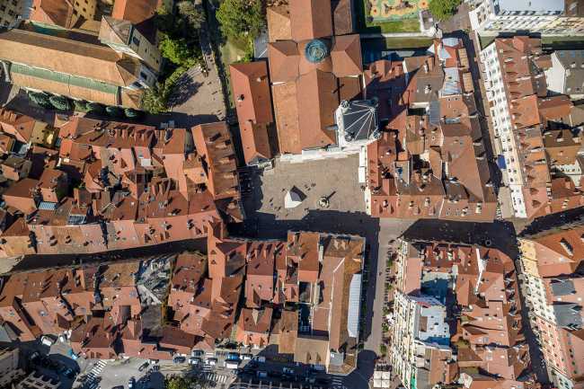 Pavillon au centre d'Annecy. Structure en caisses de lait pour un jardin suspendu inversé.