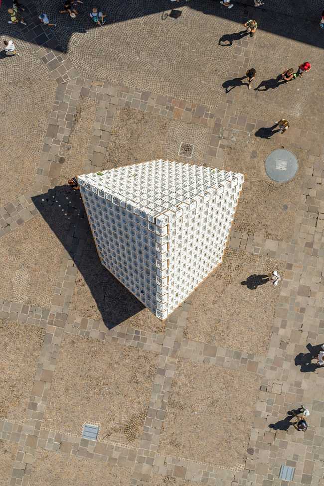 Pavillon au centre d'Annecy. Structure en caisses de lait pour un jardin suspendu inversé