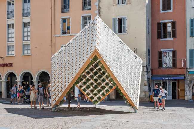Pavillon au centre d'Annecy. Structure en caisses de lait pour un jardin suspendu inversé