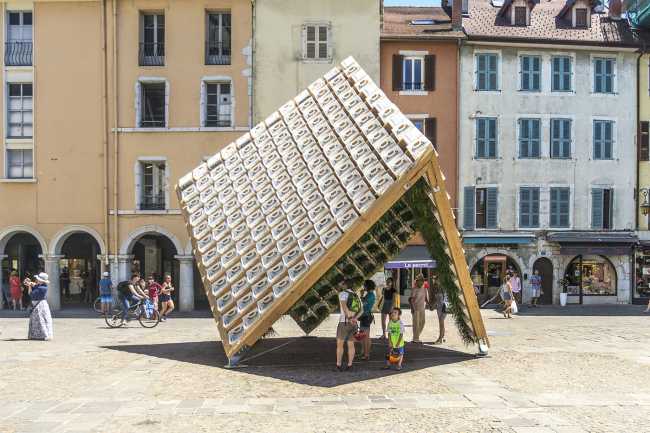 Pavillon au centre d'Annecy. Structure en caisses de lait pour un jardin suspendu inversé