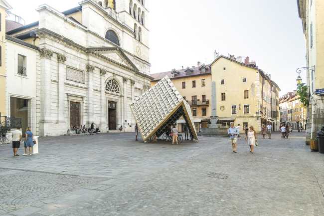 Pavillon au centre d'Annecy. Structure en caisses de lait pour un jardin suspendu inversé.